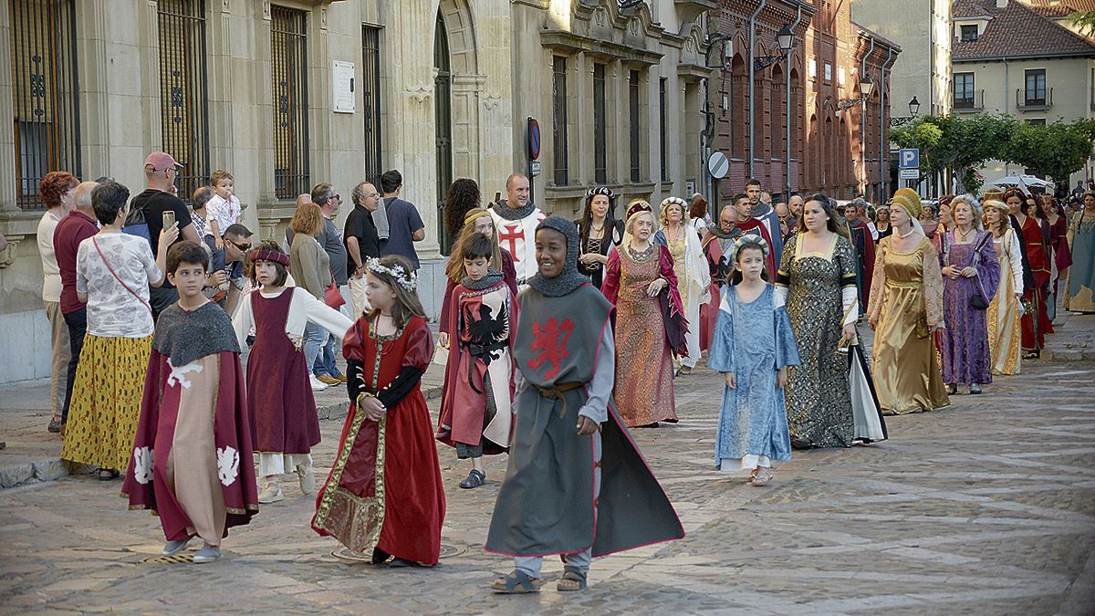 Un momento de la recreación que tuvo lugar este sábado en el claustro de San Isidoro.  | MAURICIO PEÑA