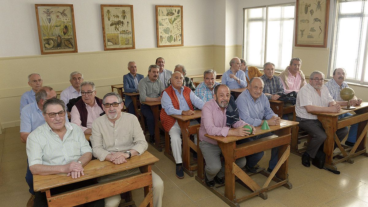 Grupo de exalumnos del Colegio Leonés que ayer participaron en el encuentro celebrado en el centro escolar. | MAURICIO PEÑA