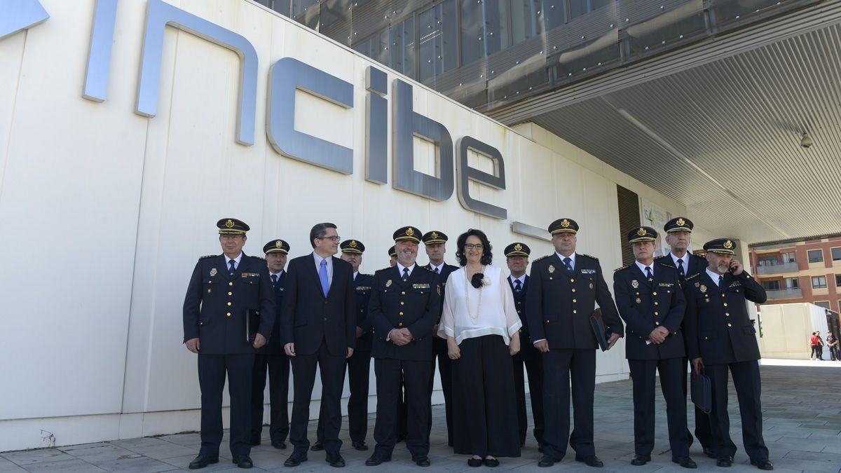 Teresa Mata con el comisario Jorge Zurita y otros mandos policiales durante la visita al Incibe. | MAURICIO PEÑA