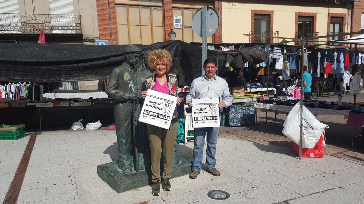 Camino Martínez y José Jiménez con las nuevas bolsas de Mansurle. | L.N.C.