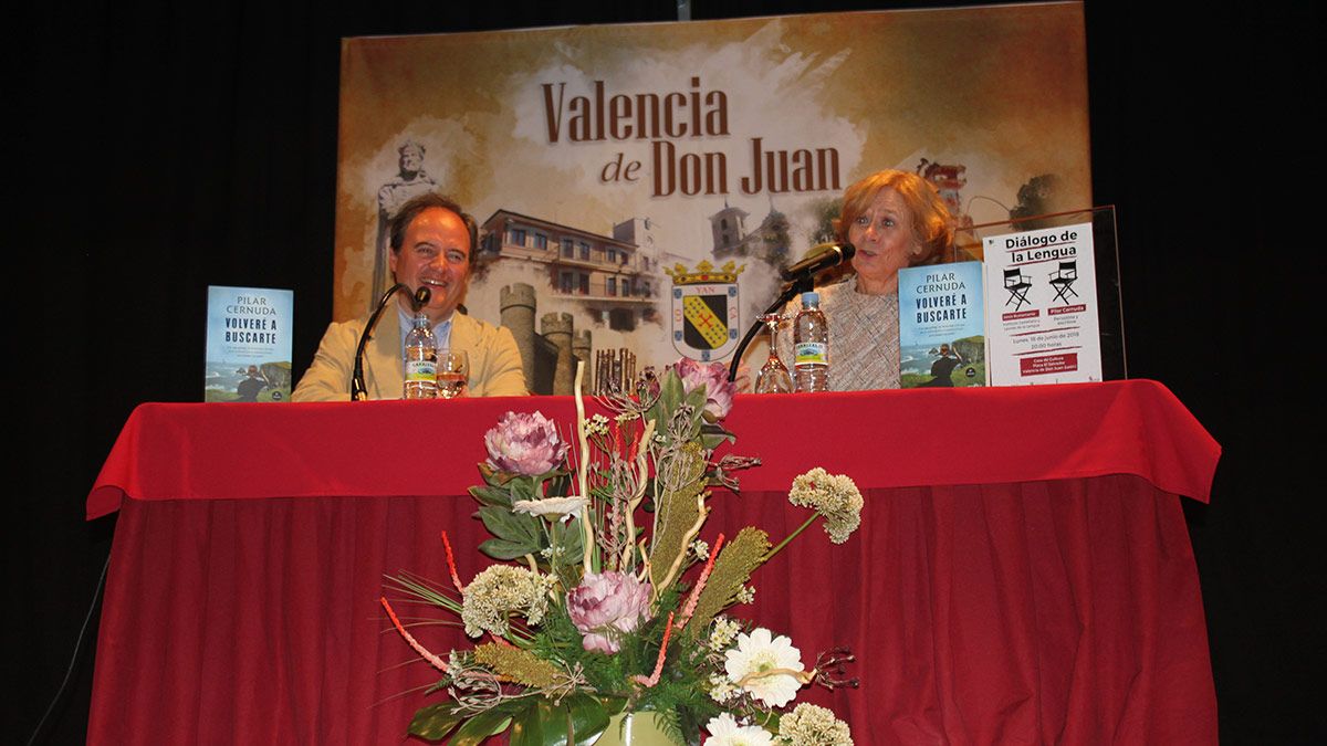 La periodista y escritora Pilar Cernuda este lunes en Valencia de Don Juan, junto a Jesús Bustamante, del Instituto Castellano y Leonés de la Lengua. | T.G.