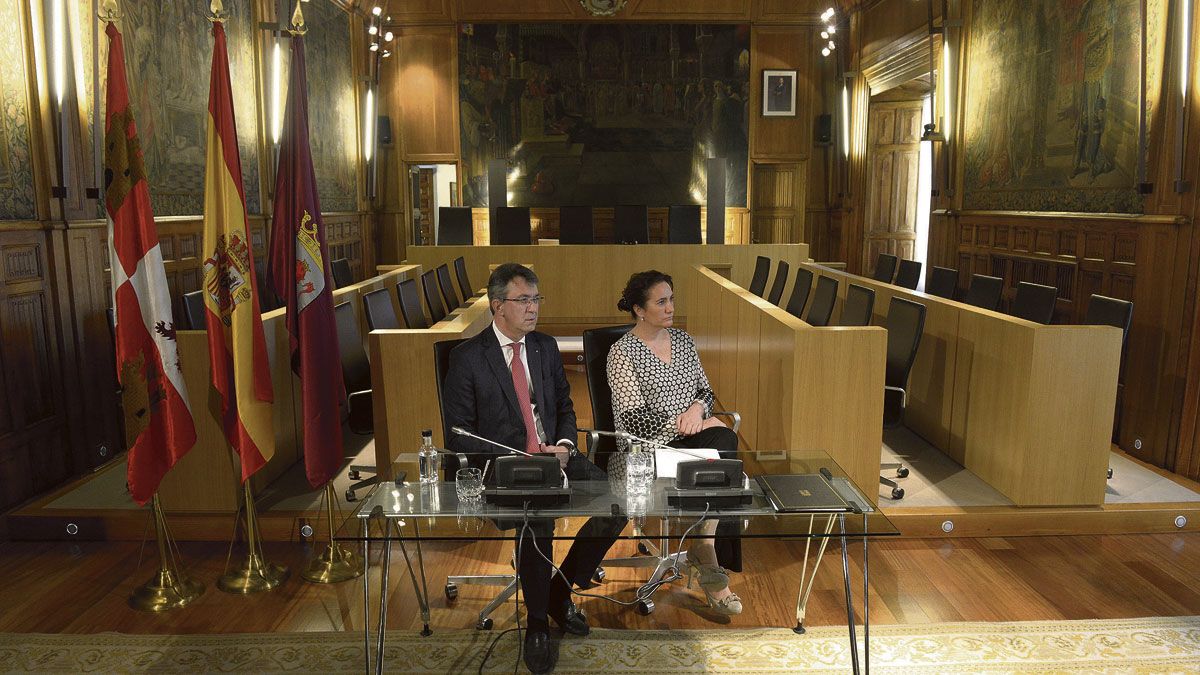Juan Martínez Majo y María Josefa García Cirac firmaron este lunes un convenio de colaboración. | MAURICIO PEÑA