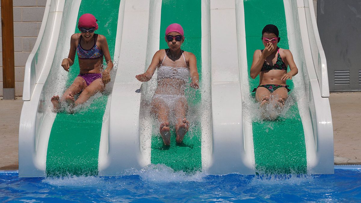 Las piscinas de Valencia de Don Juan, en una imagen de archivo. | DANIEL MARTÍN