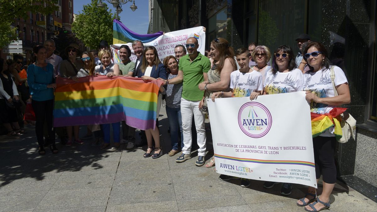 El alcalde Antonio Silván y la concejala de Juventud Marta Mejías junto a la Asociación Awen en el Orgullo 2017 | MAURICIO PEÑA