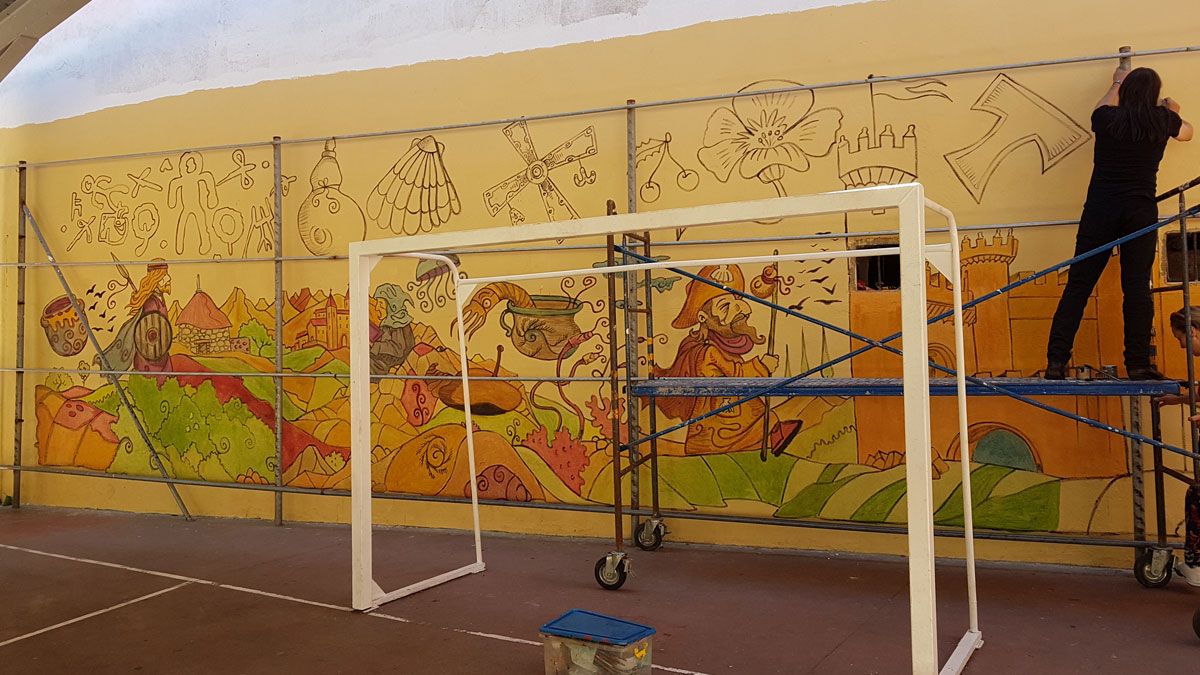 Lolo dibujando la pared del patio del Colegio Navaliegos en Ponferrada. | C.N.