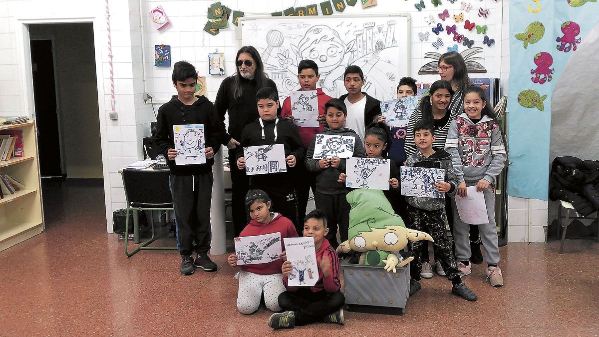 Día de la visita de los autores del libro al colegio, el mural que les dibujó Lolo . | L.N.C.
