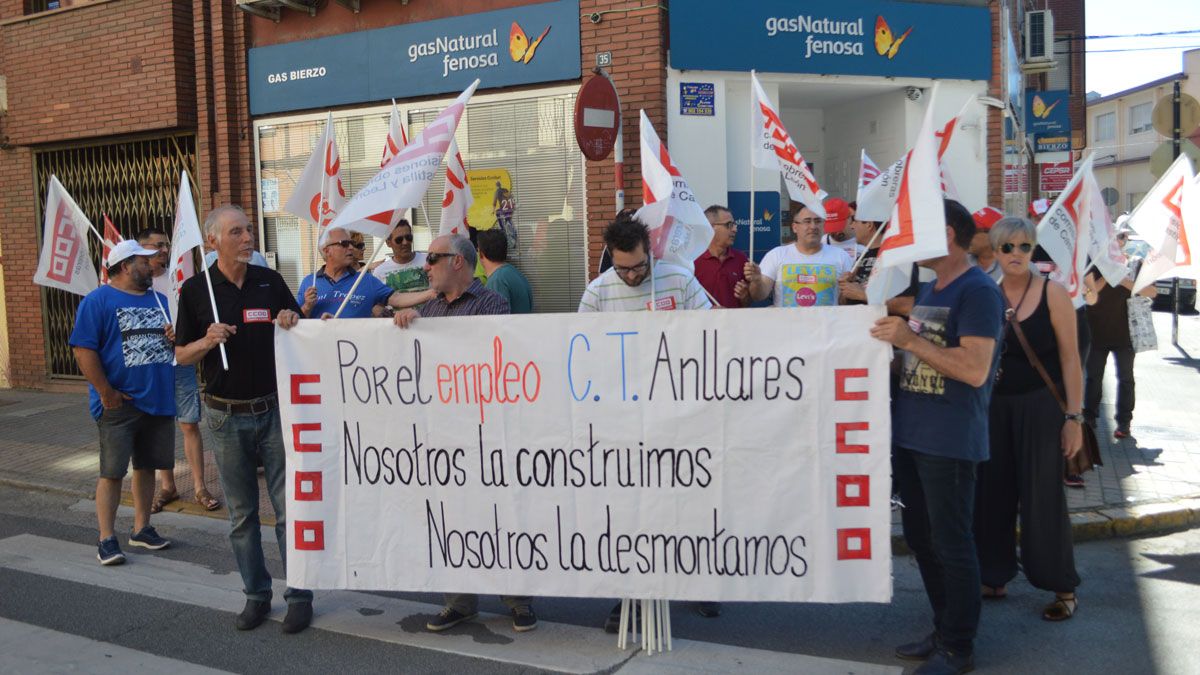 Los delegados sindicales de Masa a las puertas de Gas Natural en Ponferrada. | A.C.