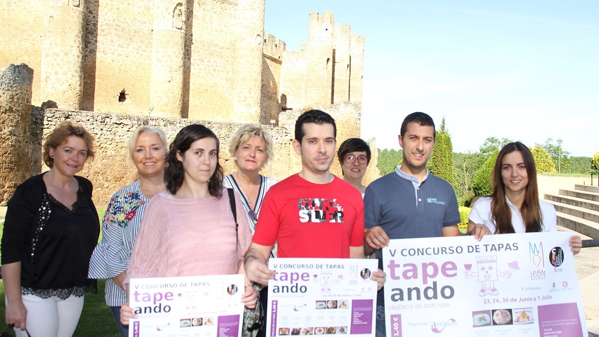 La concejala de Cultura de Valencia de Don Juan, María Jesús Marinelli, junto a representantes de Asemco. | T.G. La concejala de Cultura de Valencia de Don Juan, María Jesús Marinelli, junto a representantes de Asemco. | T.G.