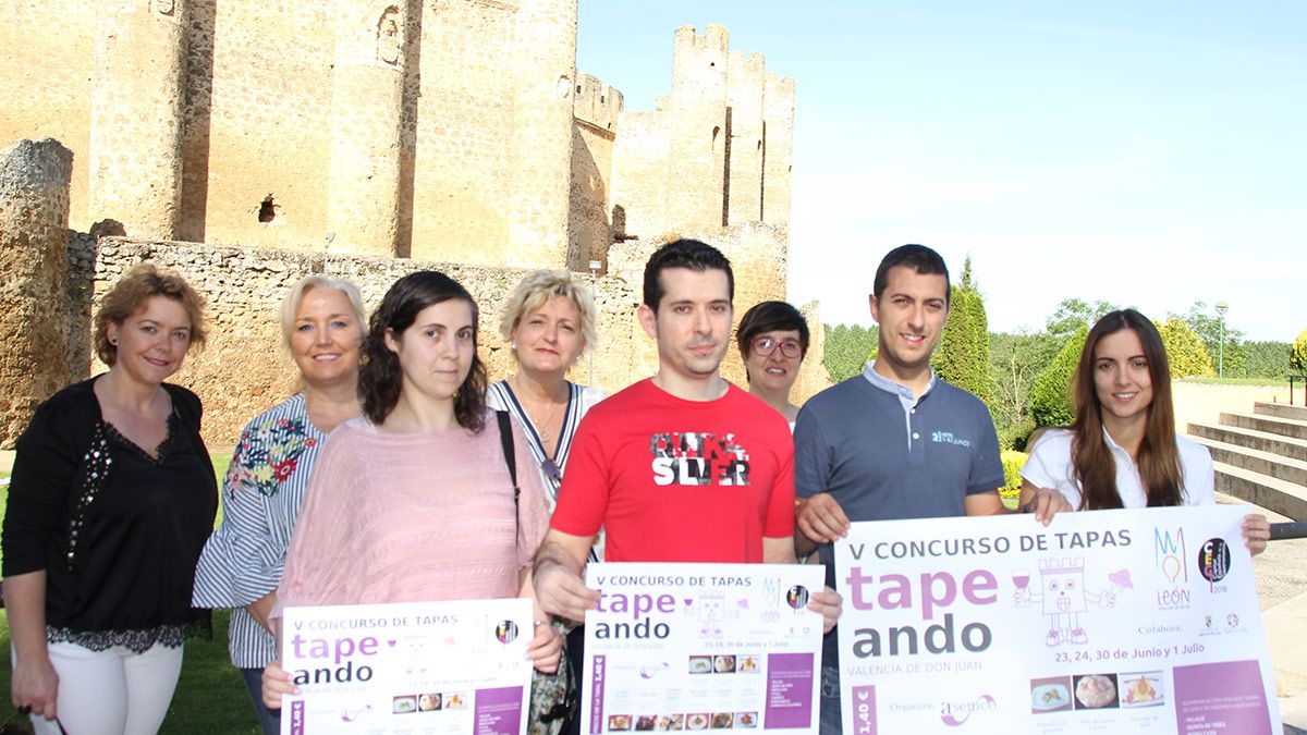 La concejala de Cultura de Valencia de Don Juan, María Jesús Marinelli, junto a representantes de Asemco. | T.G.