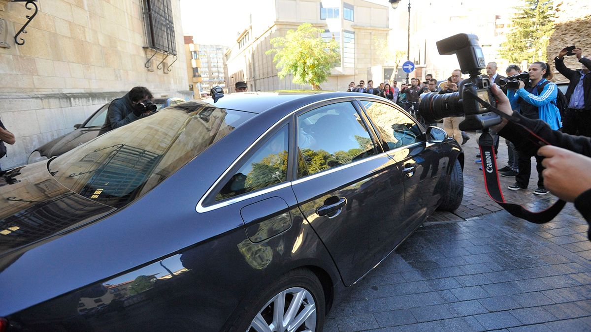 El expresidente de la Diputación de León, Marcos Martínez, cuando salía detenido del Palacio de los Guzmanes. | DANIEL MARTÍNEZ