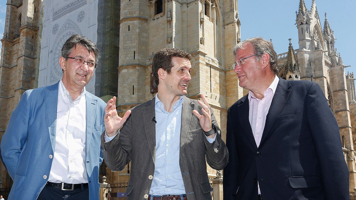 El precandidato a presidir el PP, Pablo Casado, mantiene un encuentro con militantes del partido en León. Junto a él, el presidente del partido en León, Juan Martínez Majo y el alcalde, Antonio Silván. | ICAL