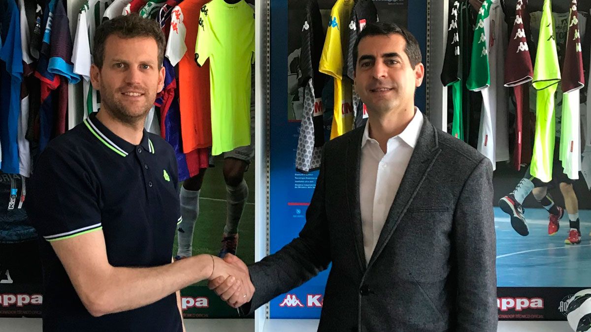 Sachet y Álvarez sellan el acuerdo que unirá a Cultural y Kappa las próximas dos temporada. | L.N.C. Sachet y Álvarez sellan el acuerdo que unirá a Cultural y Kappa las próximas dos temporada. | L.N.C.