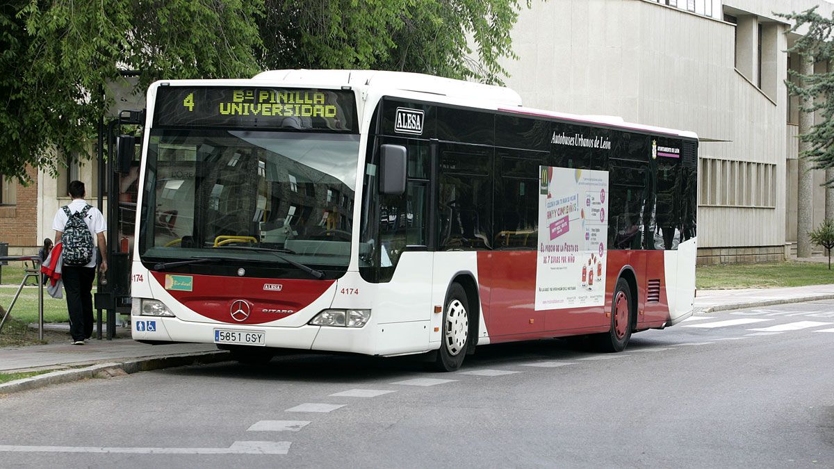 Imagen de archivo de un autobús urbano de la capital. | ICAL