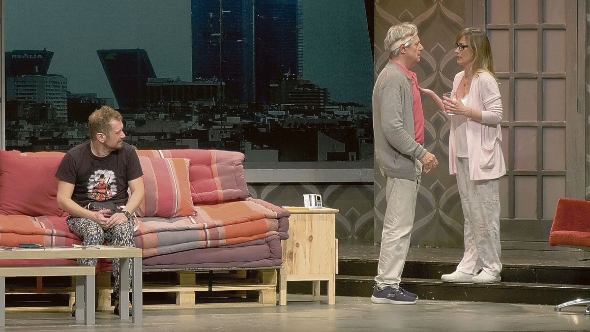 Josema Yuste (de pie) con dos compañeros de reparto en la comedia ‘Taxi’. Josema Yuste (de pie) con dos compañeros de reparto en la comedia ‘Taxi’.