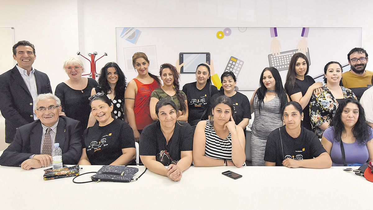 Foto de familia de las participantes en el programa Edytia | SAUL ARÉN