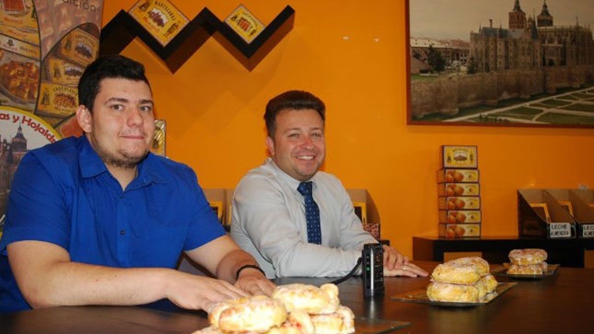 El nuevo presidente de Asemac, Adrián Fernández, a la izquierda, junto al concejal Pablo Peyuca.| L.N.C