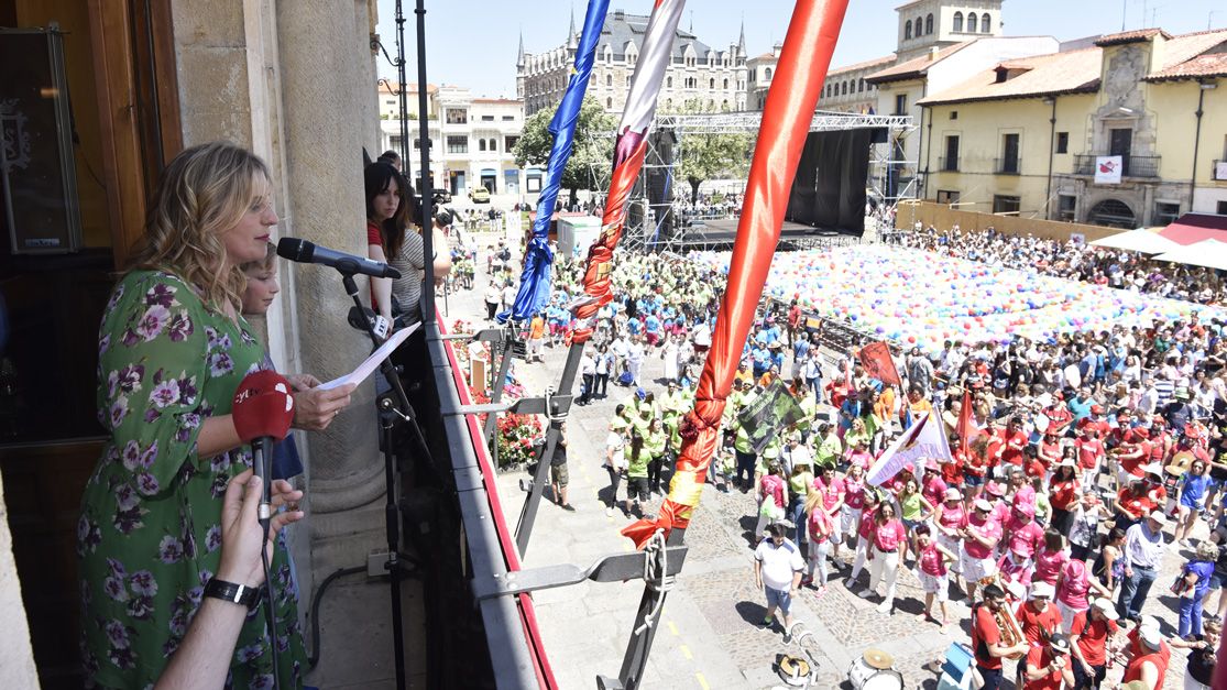 Imagen del pregón celebrado en la plaza de San Marcelo que da comienzo a las fiestas. | SAÚL ARÉN