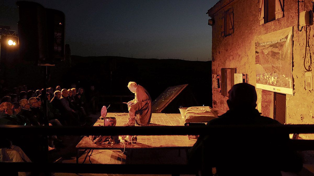 El actor Chema de Miguel interpretó al protagonista de ‘la lluvia amarilla’ en Sarnago, un pueblo deshabitado de Soria. | ASOCIACIÓN DE AMIGOS DE SARNAGO