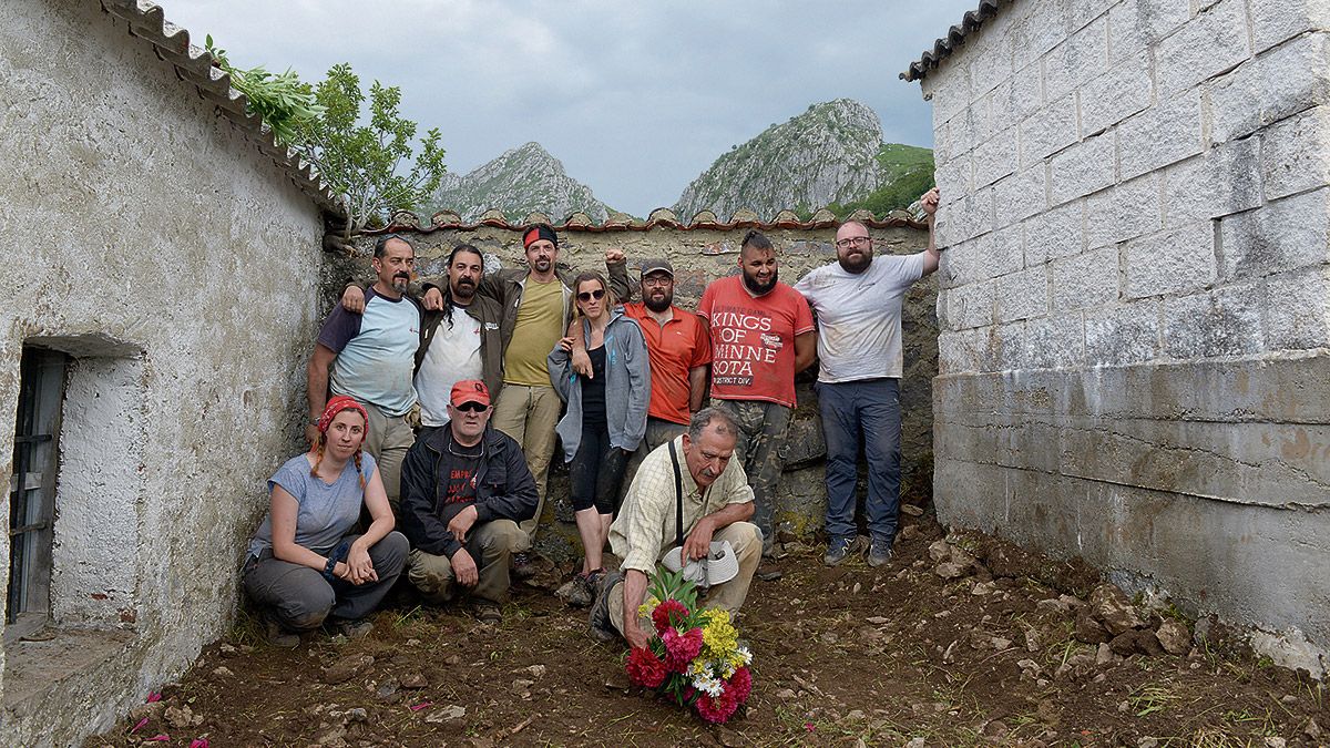 El equipo de trabajo de la ARMH coloca unas flores al final de la exhumación y Tomás Fernández, cuya familia pidió que se abriera la fosa. | MAURICIO PEÑA