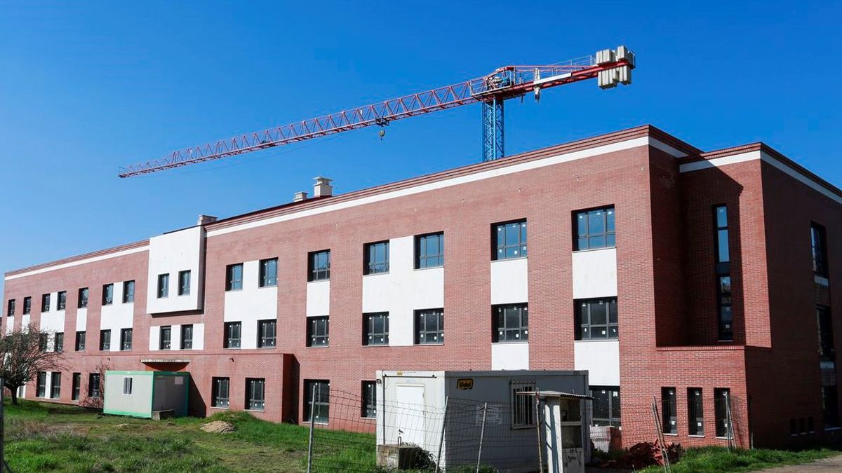 Vista del edificio de la residencia de mayores y centro de día de La Robla. | L.N.C