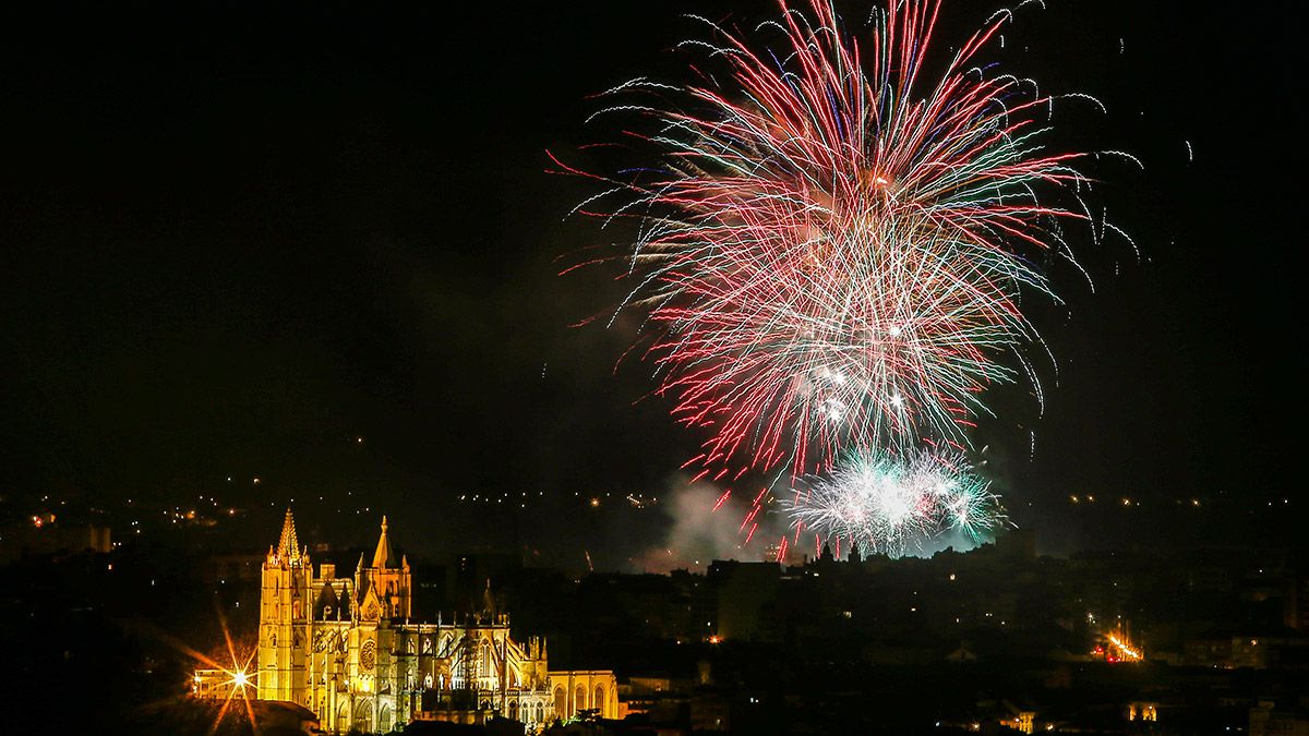 Imagen de los fuegos artificiales de esta noche de San Juan. | CARLOS S. CAMPILLO (ICAL) Imagen de los fuegos artificiales de esta noche de San Juan. | CARLOS S. CAMPILLO (ICAL)
