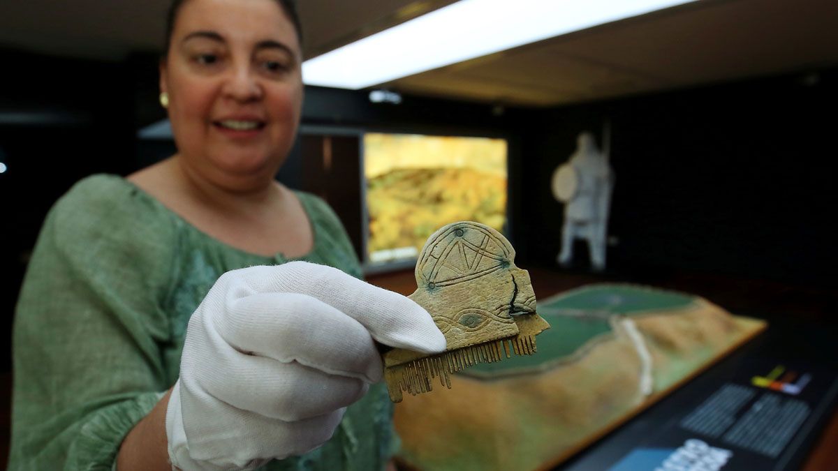 La directora del Marca mostrando la pieza. | ICAL