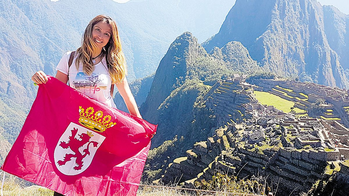 Rosabel posa con la bandera de León durante su estancia en Perú. | L.N.C