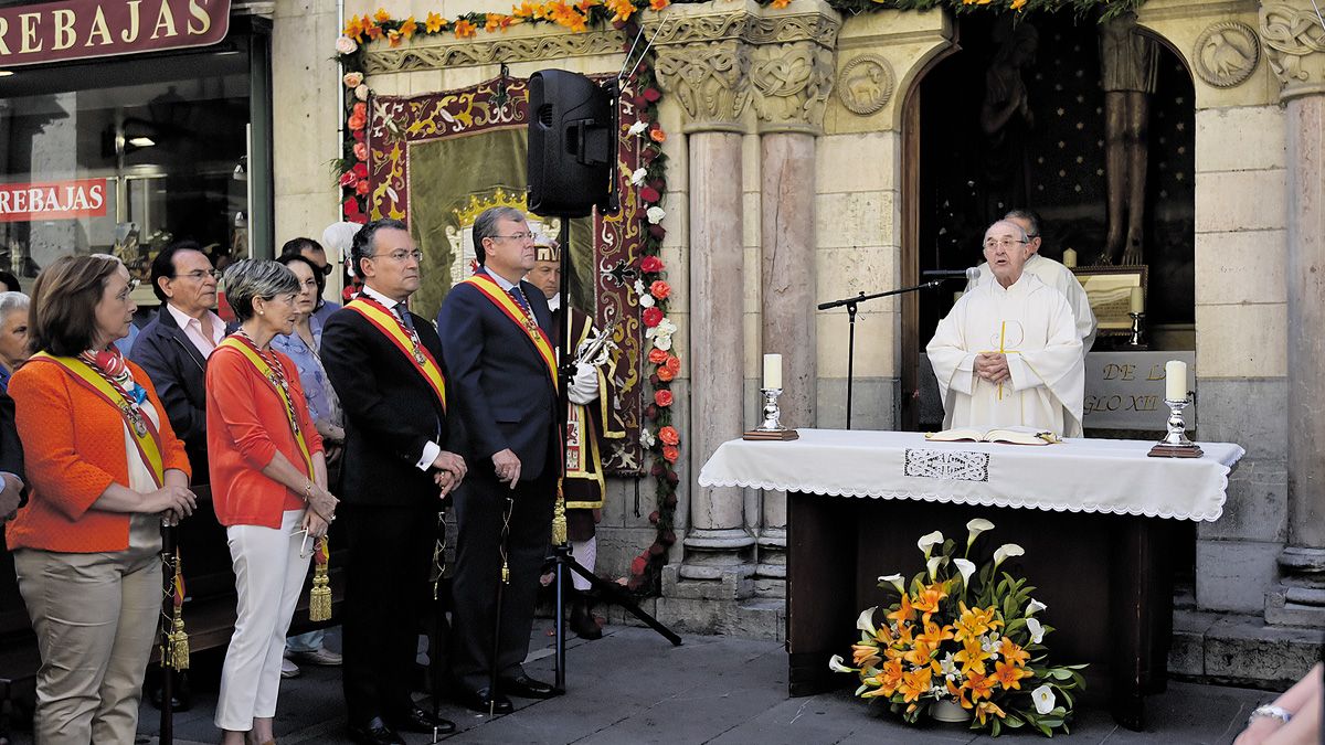 Misa en la capilla del Cristo de la Victoria con varias autoridades. | SAÚL ARÉN