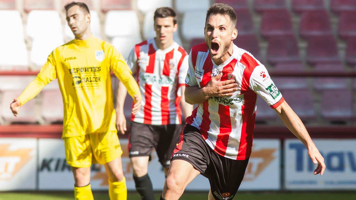 Pablo Espina celebra un gol con la camiseta del Logroñés. | UDLOGROÑÉS