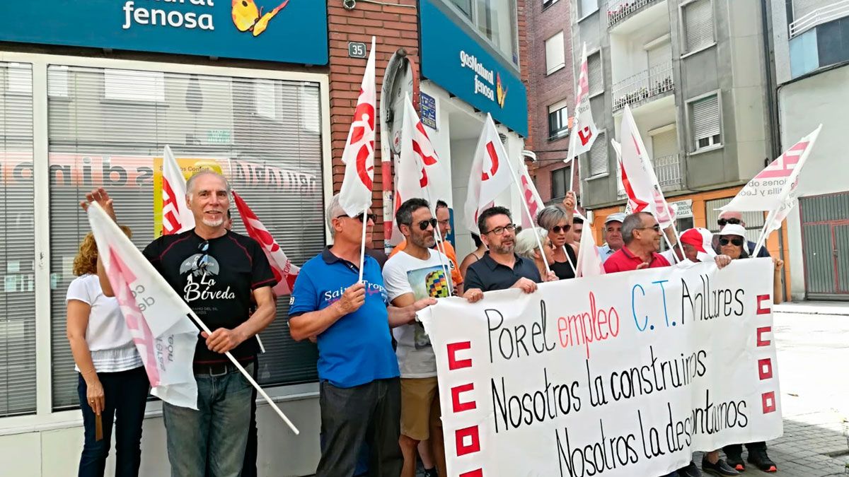 Los trabajadores de Masa volvieron a manifestarse a las puertas de la sucursal de Gas Natural en Ponferrada. | M.I.