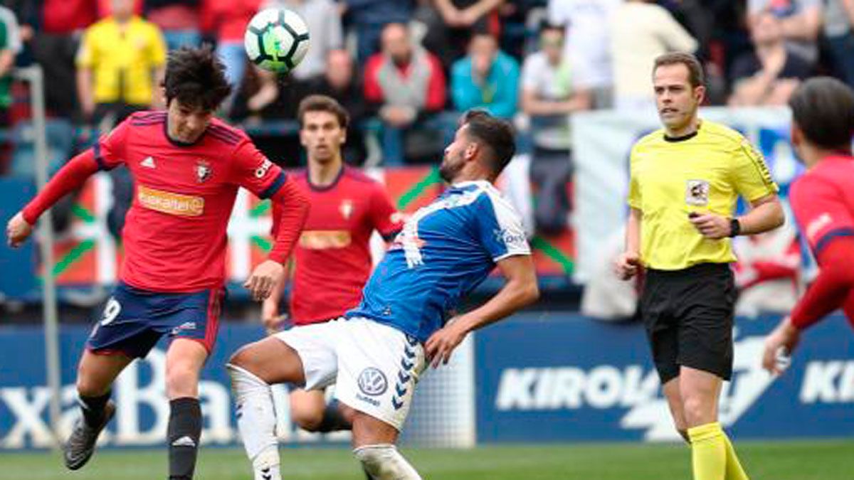 Valdés Aller, dirigiendo el Osasuna-Tenerife esta temporada. | LALIGA