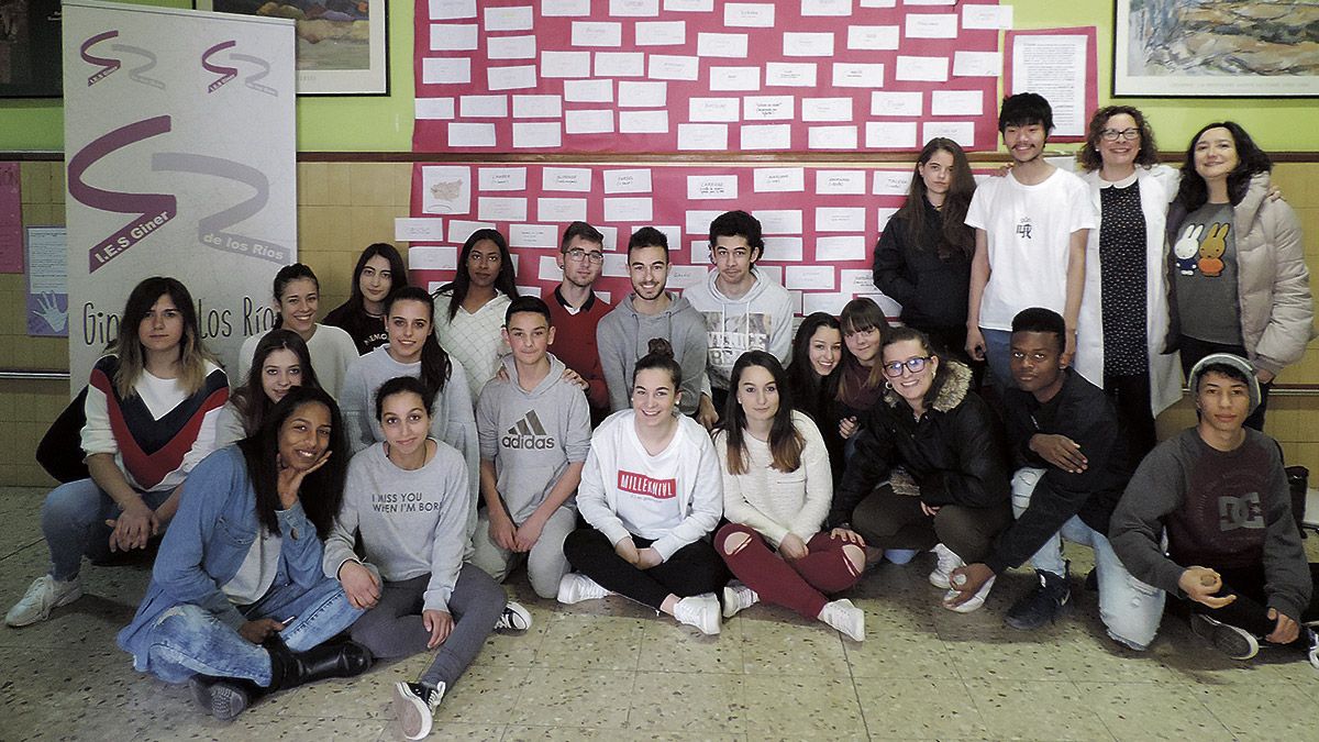 Los alumnos de 1º de Bachillerato del instituto leonés Giner de los Ríos que participaron en el proyecto ‘Me presta’ para conocer palabras leonesas.