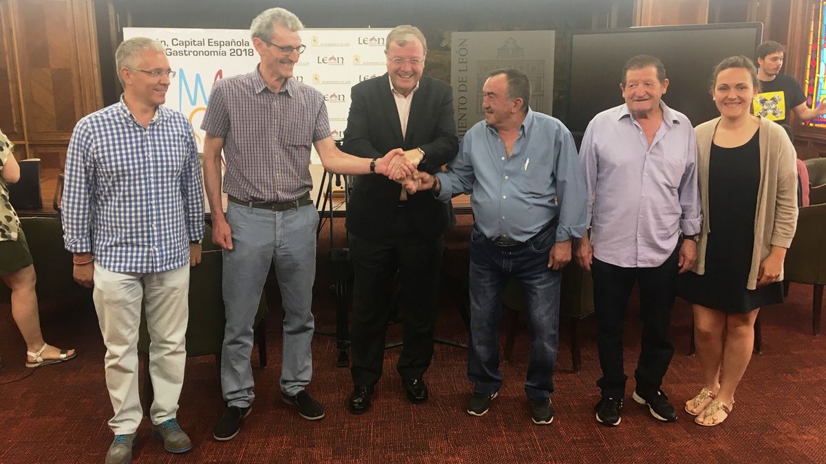 El alcalde, la concejala Marta Mejías y los representantes Ricardo Fernández y Bernardo Sánchez | L.N.C.