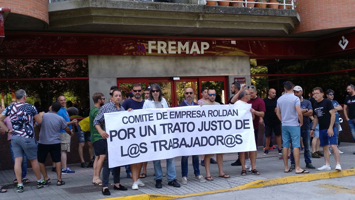 Los trabajadores manifestándose a las puertas de la mutua. | M.I.
