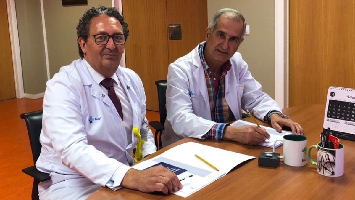 El gerente del Hospital Universitario de León, Juan Luis Burón, y el doctor Miguel Ángel Rodríguez García, firman la diligencia de toma de posesión como personal emérito | ICAL