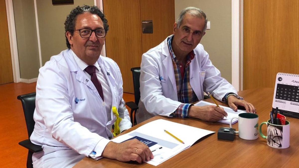 El gerente del Hospital Universitario de León, Juan Luis Burón, y el doctor Miguel Ángel Rodríguez García, firman la diligencia de toma de posesión como personal emérito | ICAL El gerente del Hospital Universitario de León, Juan Luis Burón, y el doctor Miguel Ángel Rodríguez García, firman la diligencia de toma de posesión como personal emérito | ICAL