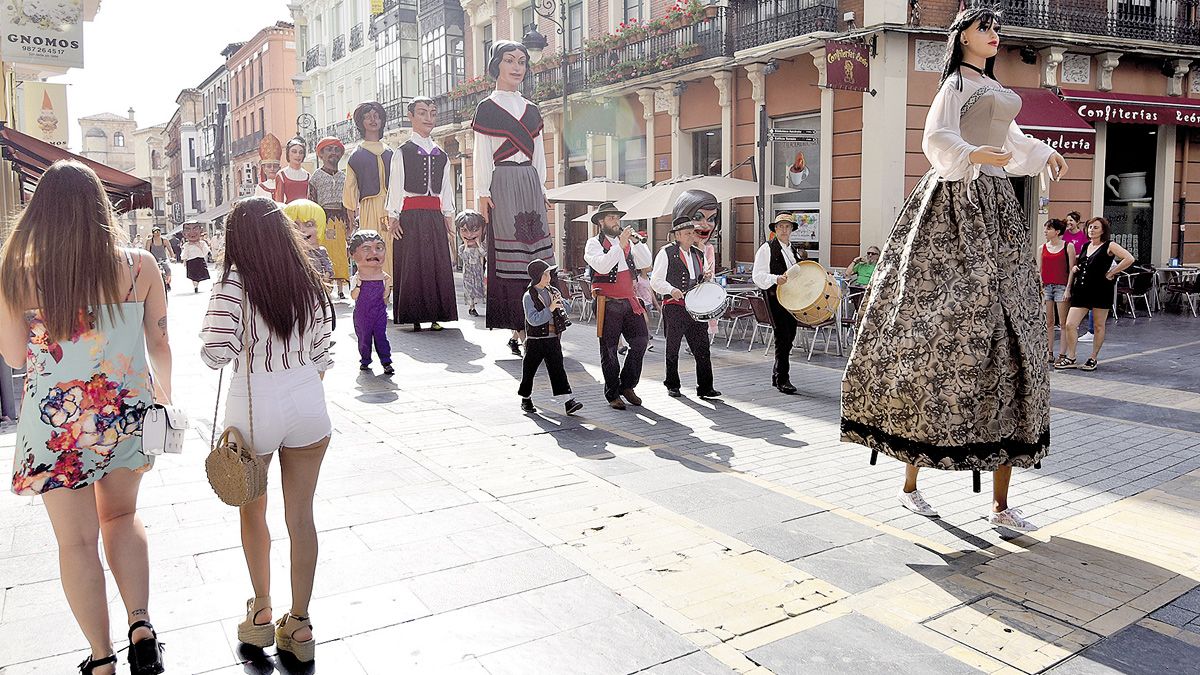 Gigantes y cabezudos siguen triunfando en las fiestas de León.| SAÚL ARÉN