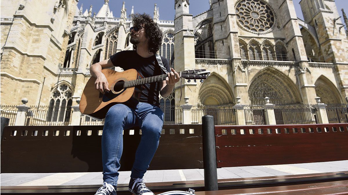 Elio García con su inseparable guitarra, este martes en la prolongación de la Calle Ancha hacia la Avda José María Fernández. | SAÚL ARÉN