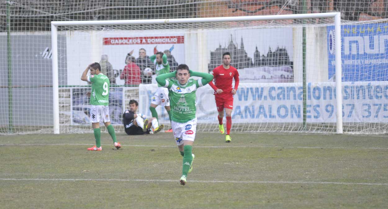 Diego y Borjas se lamentan de una ocasión fallada en el partido ante el Real Murcia. | DANIEL MARTÍN