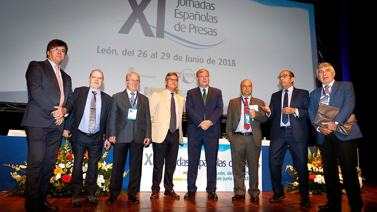 El alcalde de León, Antonio Silván y el director general de Agricultura de la Junta, Eduardo Cabanillas, inauguran las XI Jornadas Españolas de Presas. | ICAL
