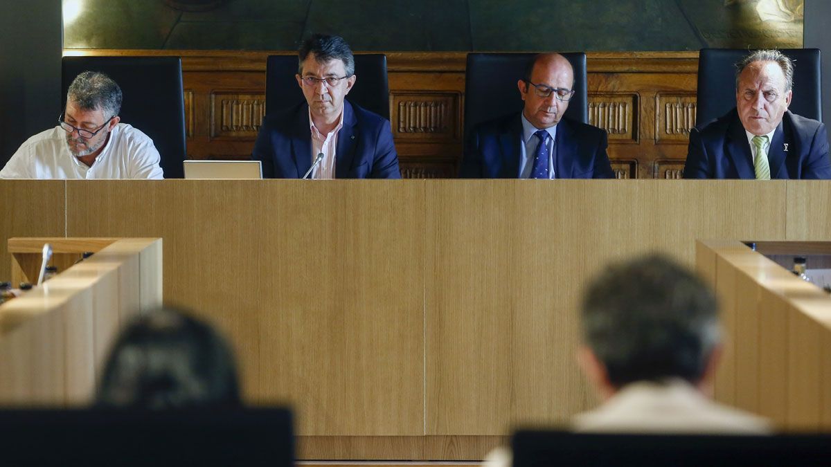 La presidencia del pleno ordinario de la Diputación de León celebrado este miércoles. | ICAL