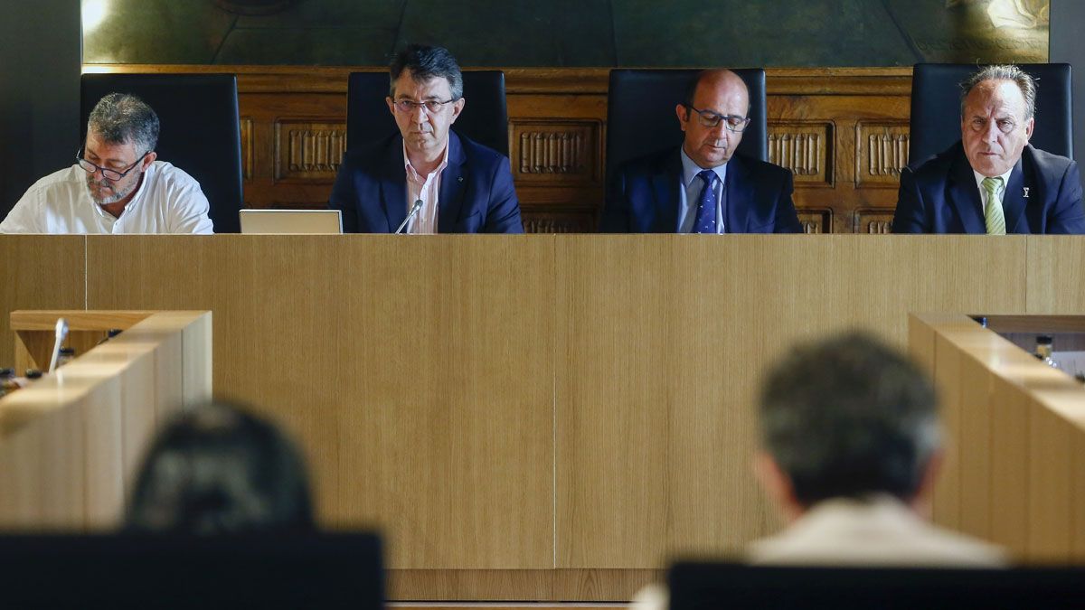 La presidencia del pleno ordinario de la Diputación de León celebrado este miércoles. | ICAL La presidencia del pleno ordinario de la Diputación de León celebrado este miércoles. | ICAL