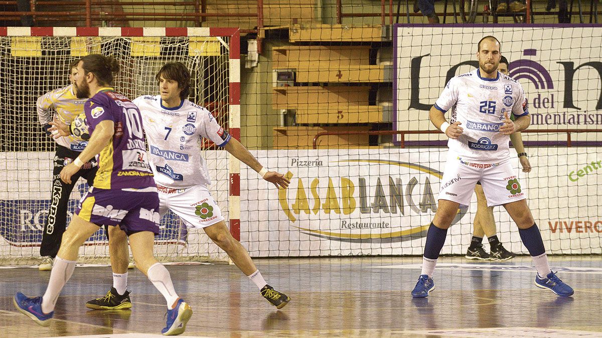 Carou y Pesic, en la imagen defendiendo frente al Zamora, podrían estar solos en el pivote. | MAURICIO PEÑA Carou y Pesic, en la imagen defendiendo frente al Zamora, podrían estar solos en el pivote. | MAURICIO PEÑA