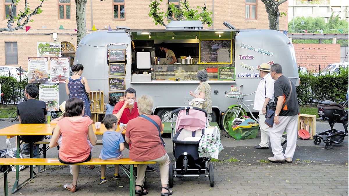 Las ‘food trucks’ siguen triunfando en el ‘Come y Calle’ de León. | SAÚL ARÉN