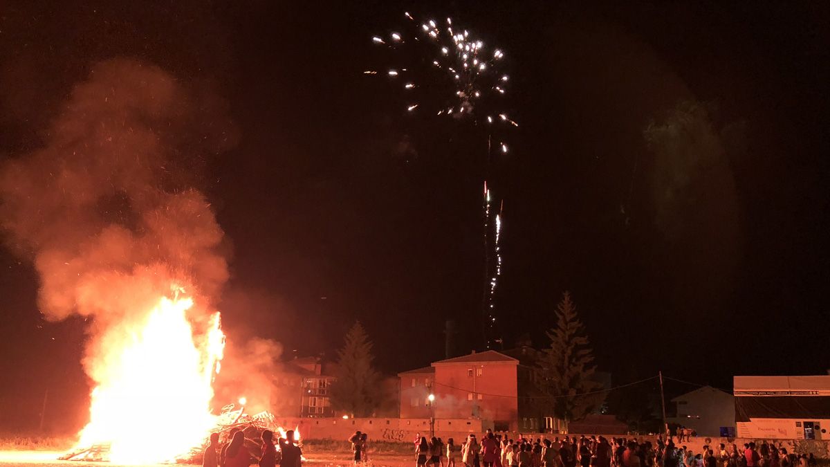 Hoguera de San Juan. | ABAJO