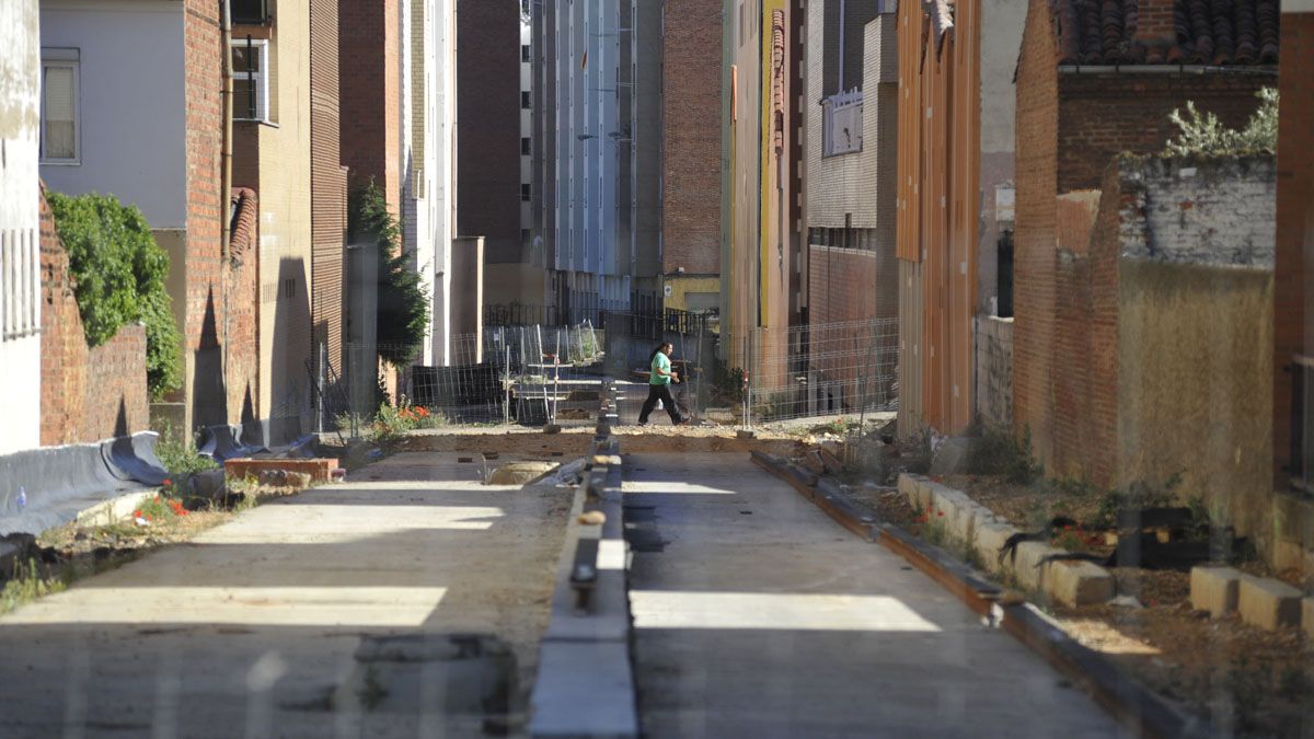 Las obras servirán para restaurar los muros que dan al corredor de Feve. | DANIEL MARTÍN
