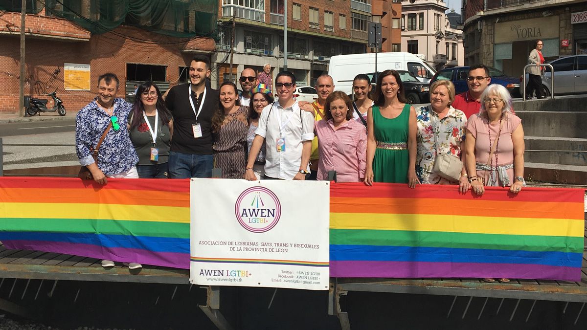 Marta Mejías, Aurora Baza y la asociación Awen durante el Orgullo 2018 | L.N.C.