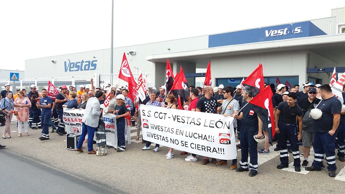 Protesta de este jueves por la mañana a las puertas de la fábrica de Vestas en Villadangos. | MAURICIO PEÑA