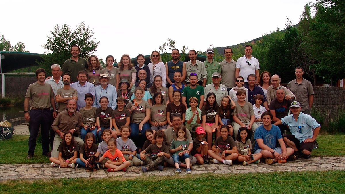 Familias y amigos que disfrutaron de un día de pesca en la naturaleza. | RODRIGO PRADO NÚÑEZ