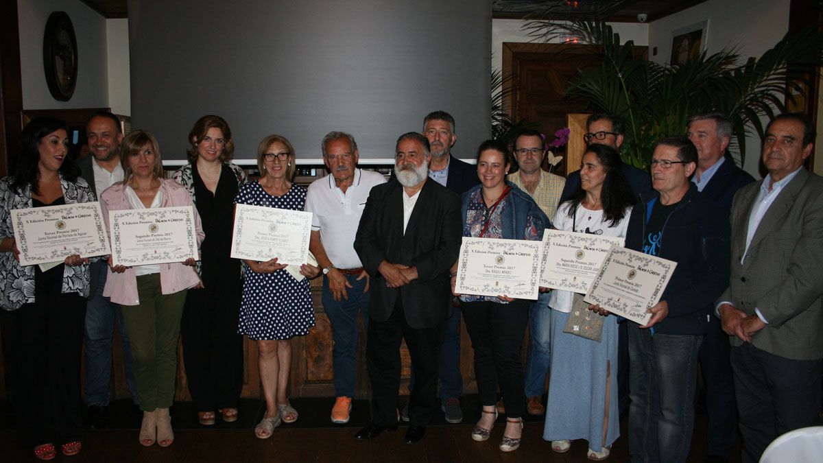 Foto de familia de los premiados reunidos en el Palacio de Canedo este jueves. Foto de familia de los premiados reunidos en el Palacio de Canedo este jueves.
